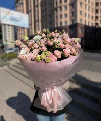 Букет розовых кустовых роз с эустомой