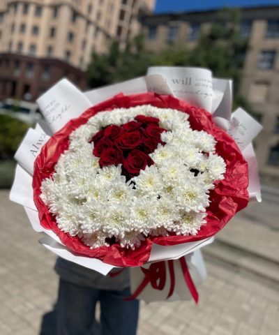 Букет из хризантем и роз в виде сердца