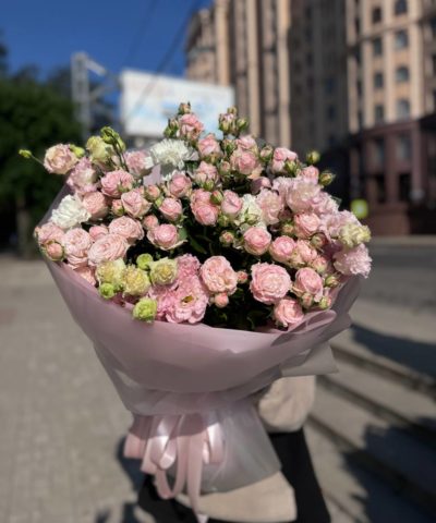 Alternative view of Букет розовых кустовых роз с эустомой