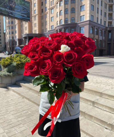 Букет красных роз с одной белой в центре