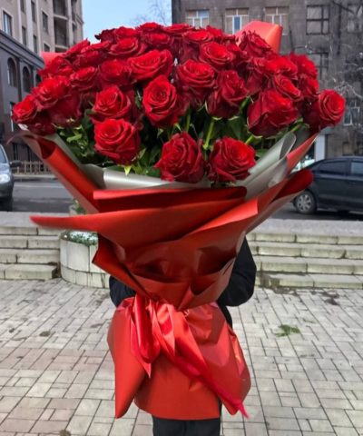 Яркий букет красных роз