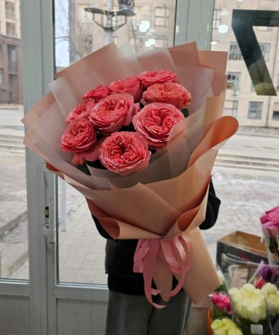 Яркий букет пионовидных роз