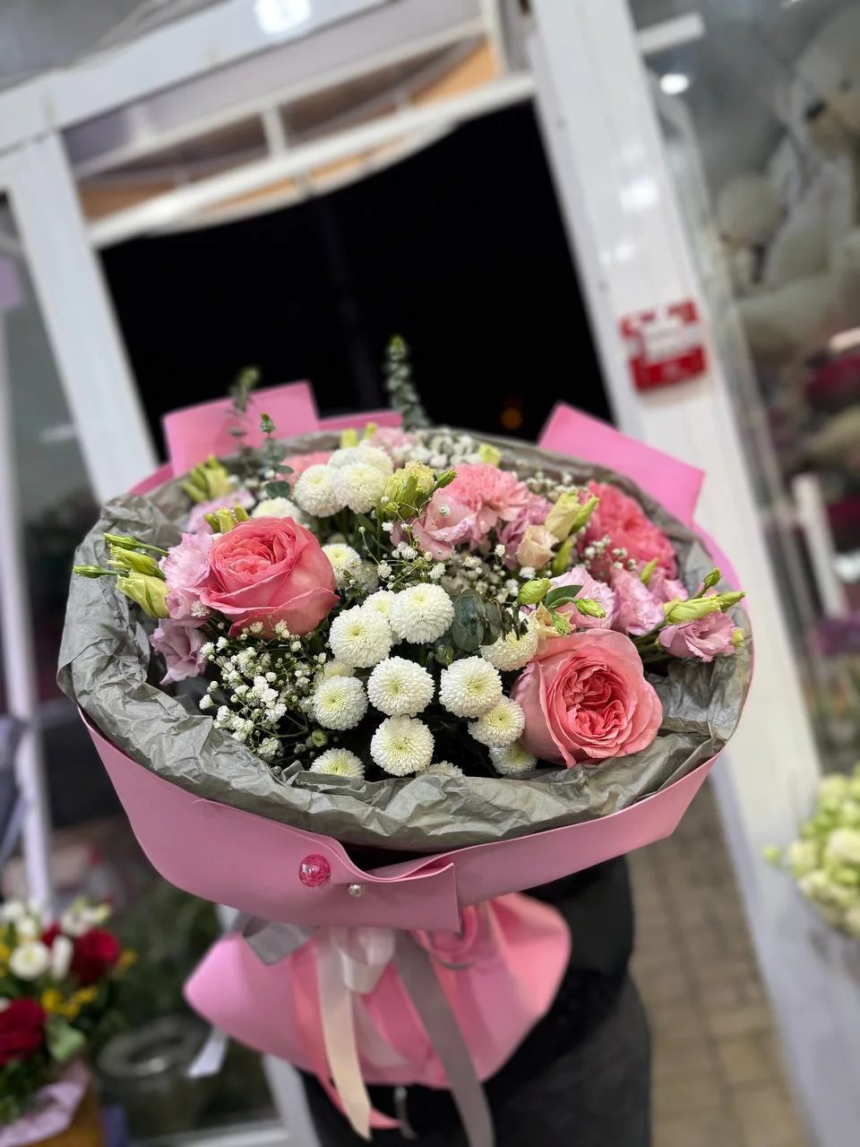 Сборный букет-микс с розовыми розами