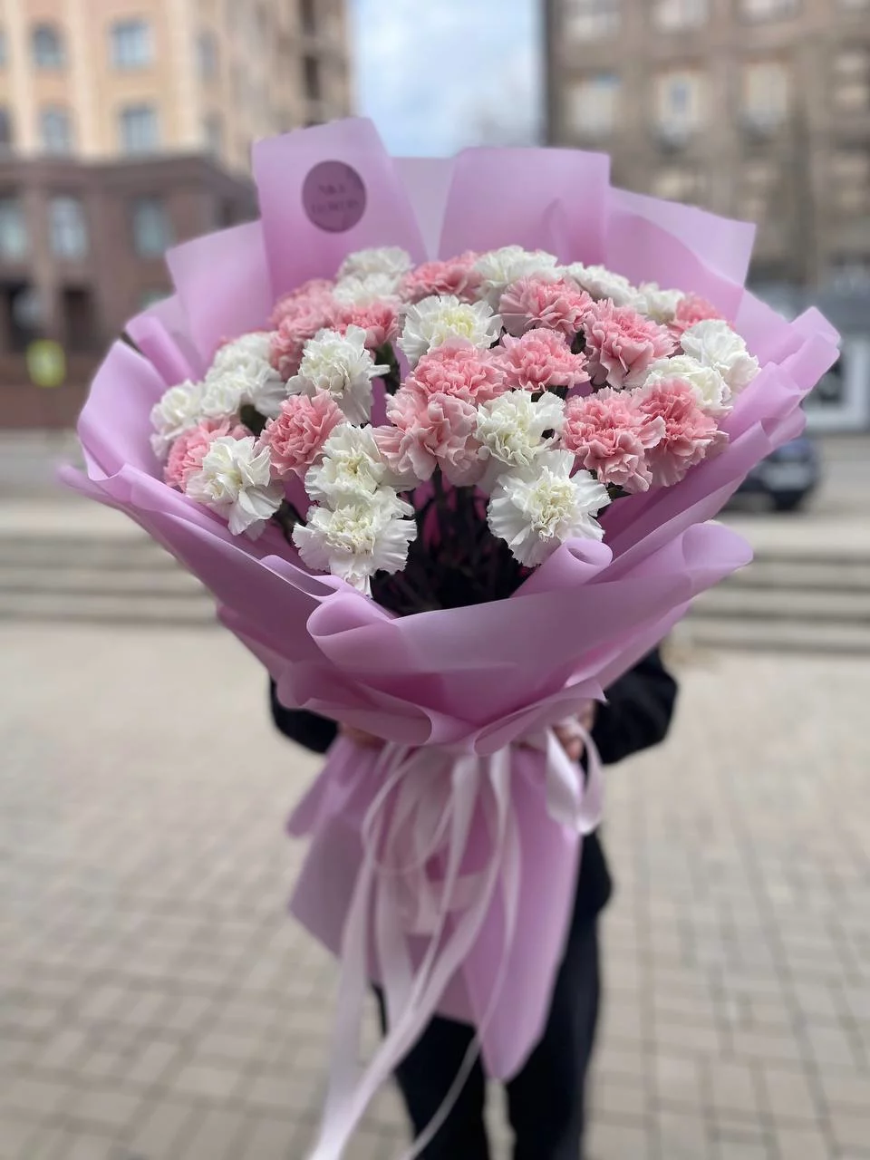 Монобукет из розовых и белых диантусов — изображение 2