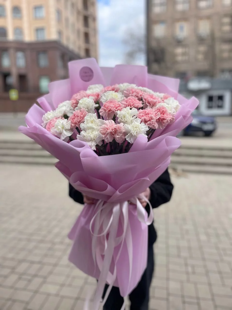 Монобукет из розовых и белых диантусов — изображение 3