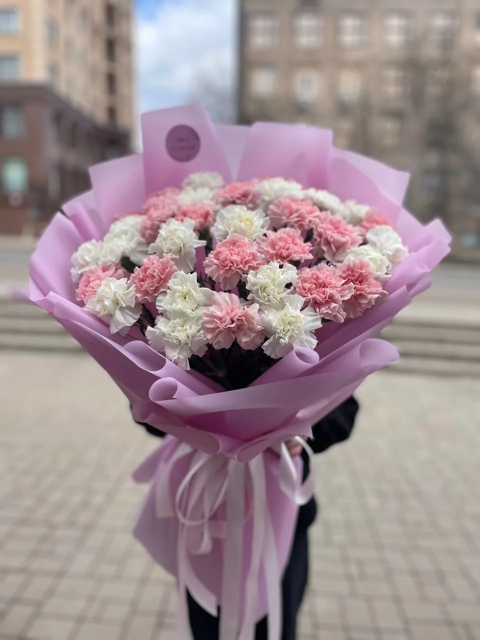 Монобукет из розовых и белых диантусов