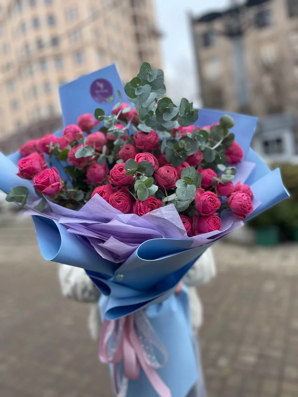 Монобукет из кустовых роз с эвкалиптом