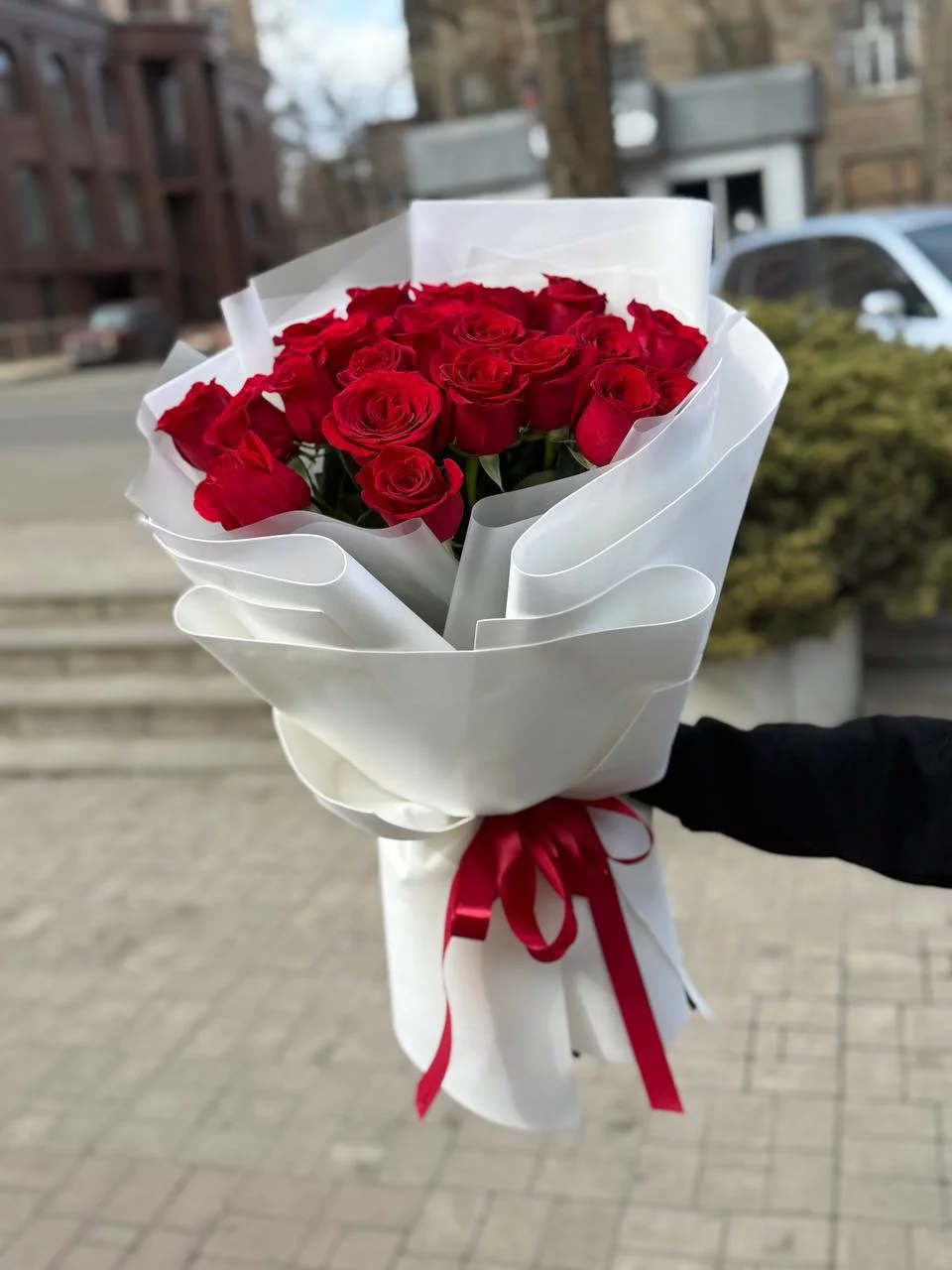 Монобукет красных роз в белом фоамиране