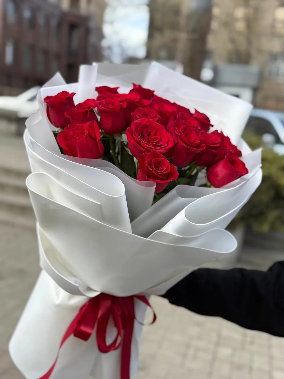 Монобукет красных роз в белом фоамиране — изображение 2