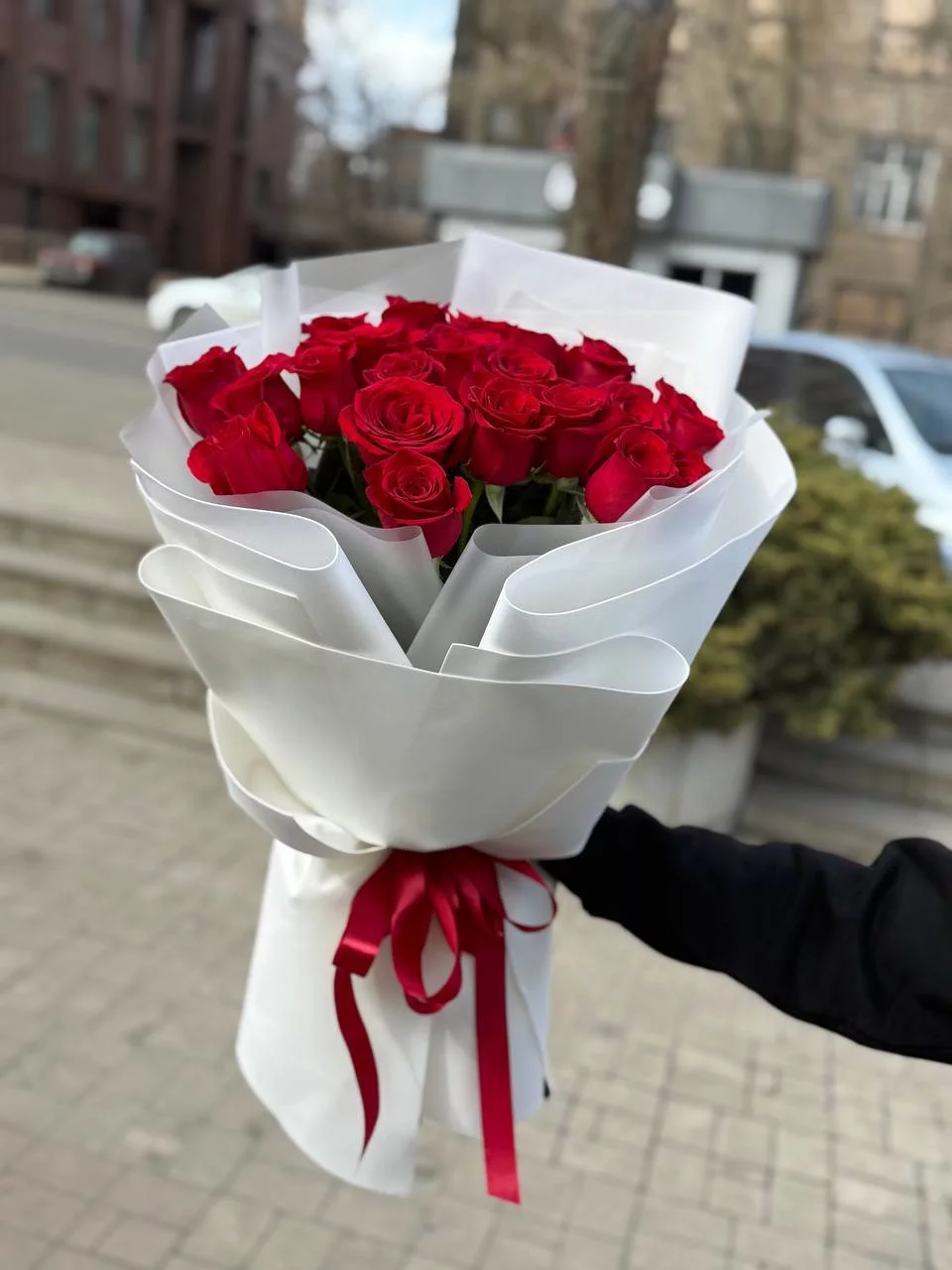 Монобукет красных роз в белом фоамиране — изображение 3