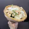 Нежный букет с розами, эустомами и хризантемой