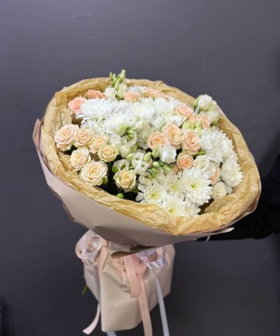 Нежный букет с розами, эустомами и хризантемой