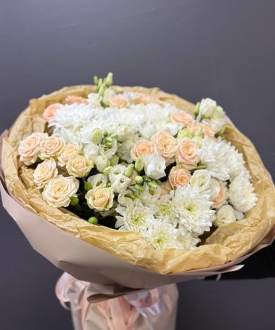 Alternative view of Нежный букет с розами, эустомами и хризантемой