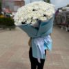 Монобукет белых хризантем в голубой упаковке