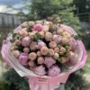 Букет с розами и пионами