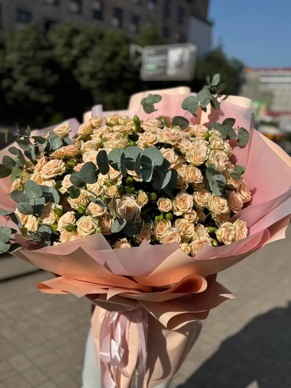 Монобукет кустовых роз с эвкалиптом — изображение 2