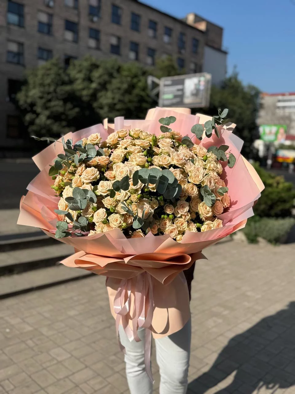 Монобукет кустовых роз с эвкалиптом