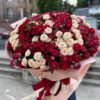 Монобукет из красных и кремовых роз
