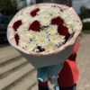 Сборный букет с белыми хризантемами и красными розами