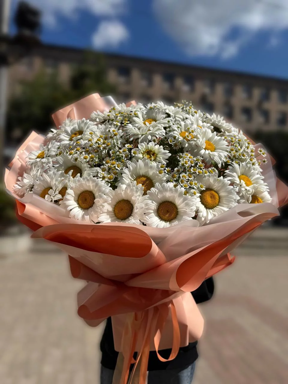Букет с ромашками в персиковой упаковке — изображение 3