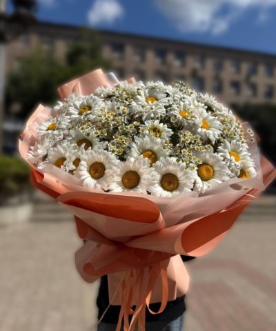 Букет с ромашками в персиковой упаковке