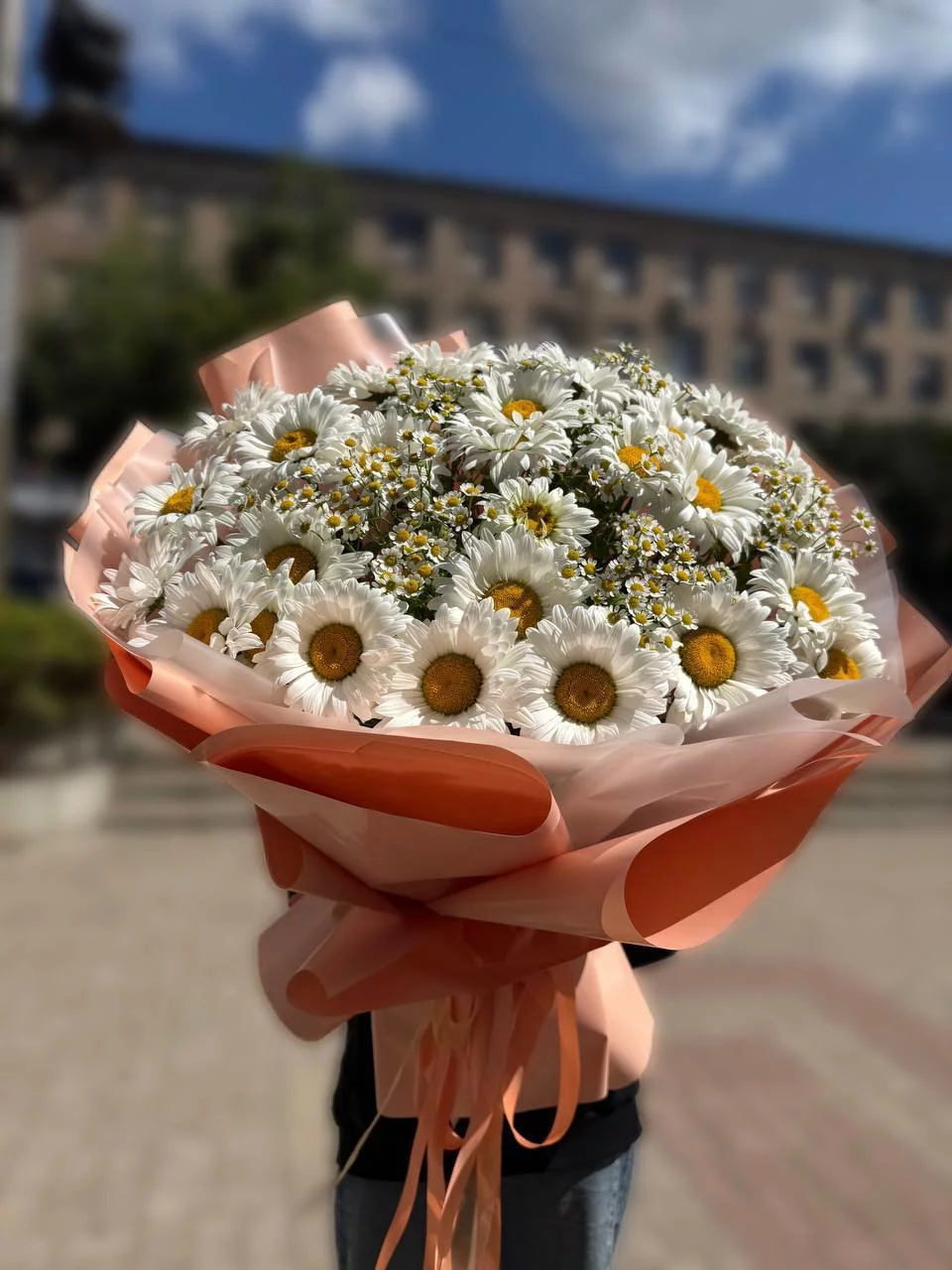 Букет с ромашками в персиковой упаковке