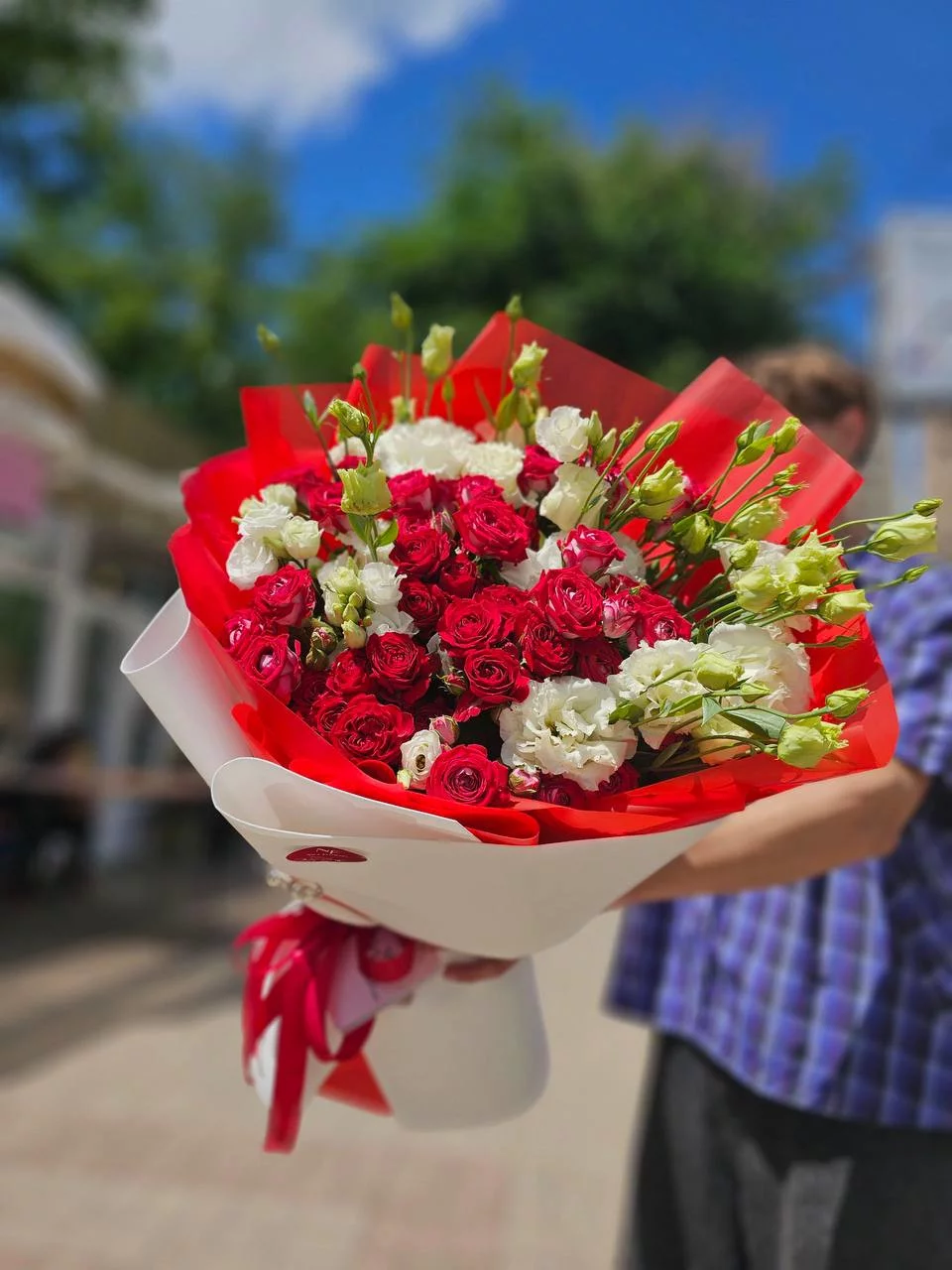 Сборный букет с розой и эустомой — изображение 3