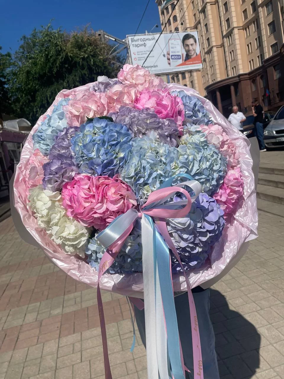 Монобукет из разноцветных гортензий — изображение 4