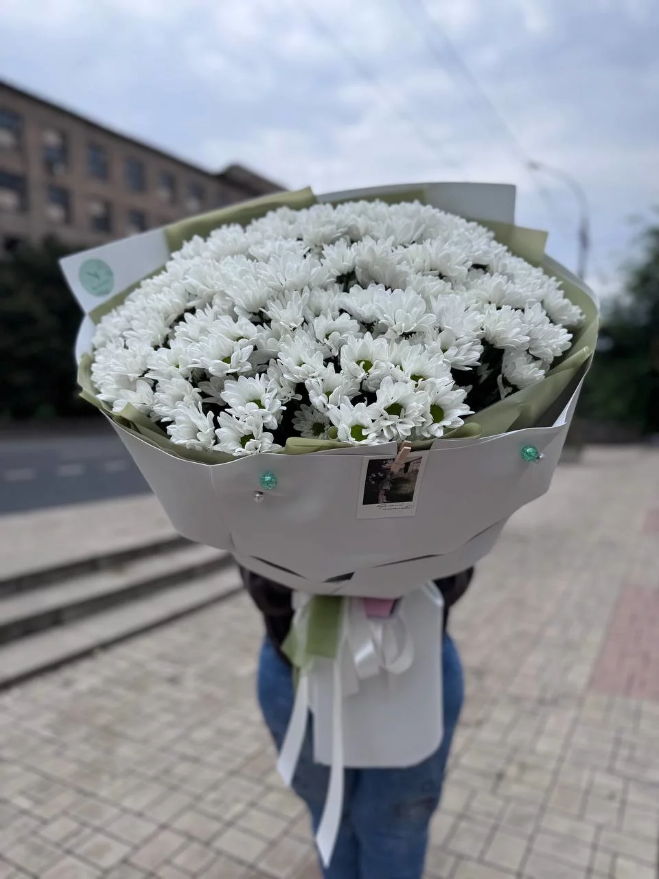 Монобукет из белых хризантем — изображение 5