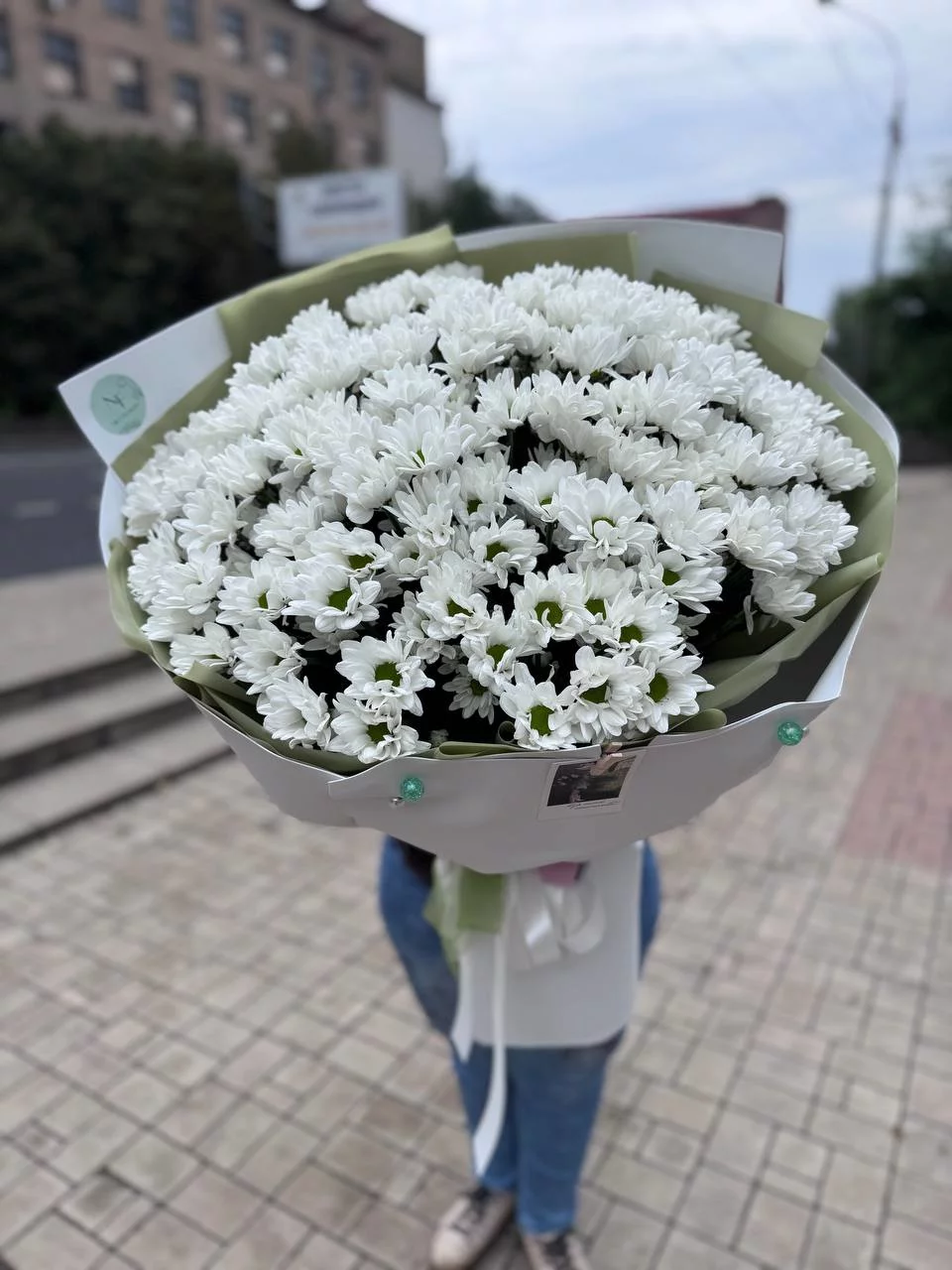 Монобукет из белых хризантем — изображение 4