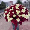 Монобукет из красных и белых роз под ленту