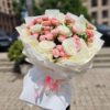 Сборный букет из розовых и белых роз