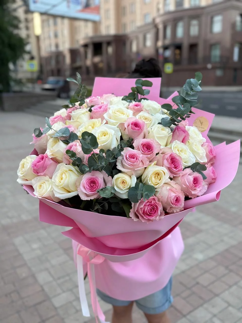 Монобукет из белых и розовых роз