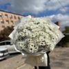 Букет белых хризантем с гипсофилой