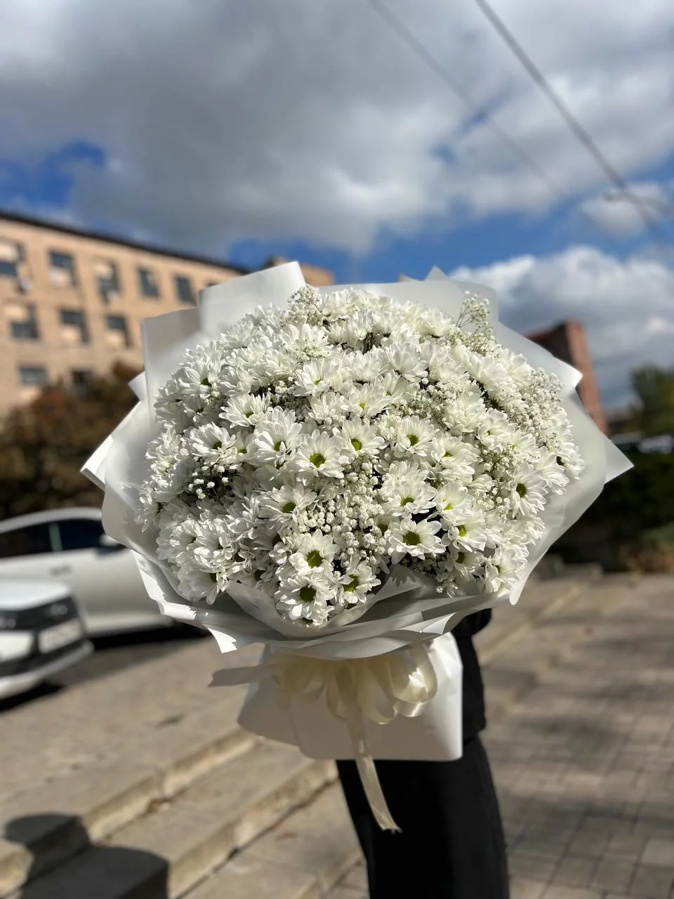 Букет белых хризантем с гипсофилой