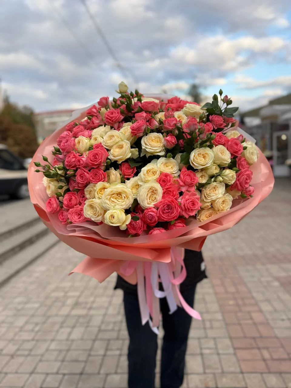 Букет кустовых роз в персиковых тонах
