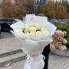 Букет белых роз с игрушкой мишкой