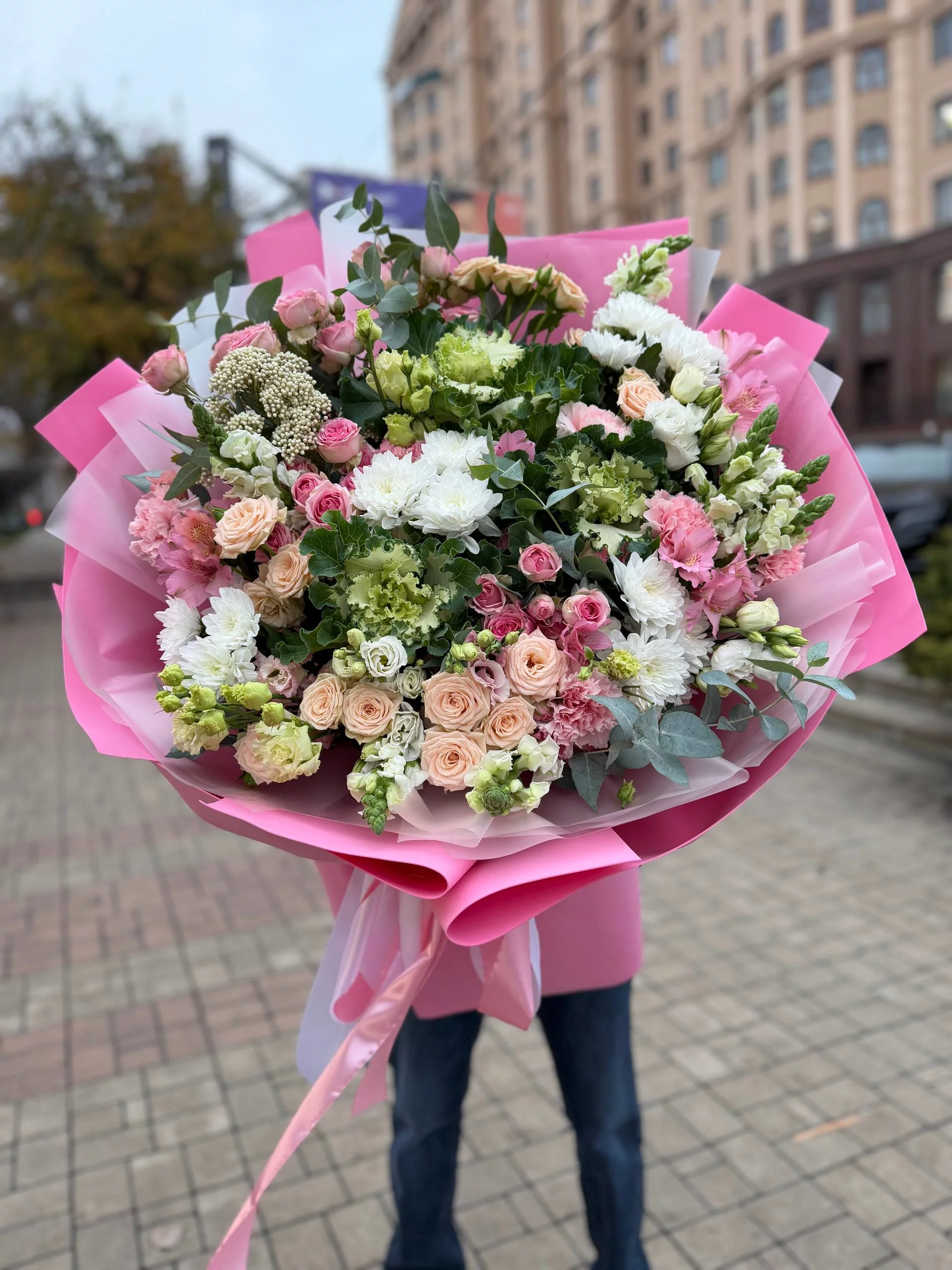 Сборный букет в нежных тонах с кремовой кустовой розой — изображение 2