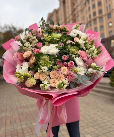 Сборный букет в нежных тонах с кремовой кустовой розой