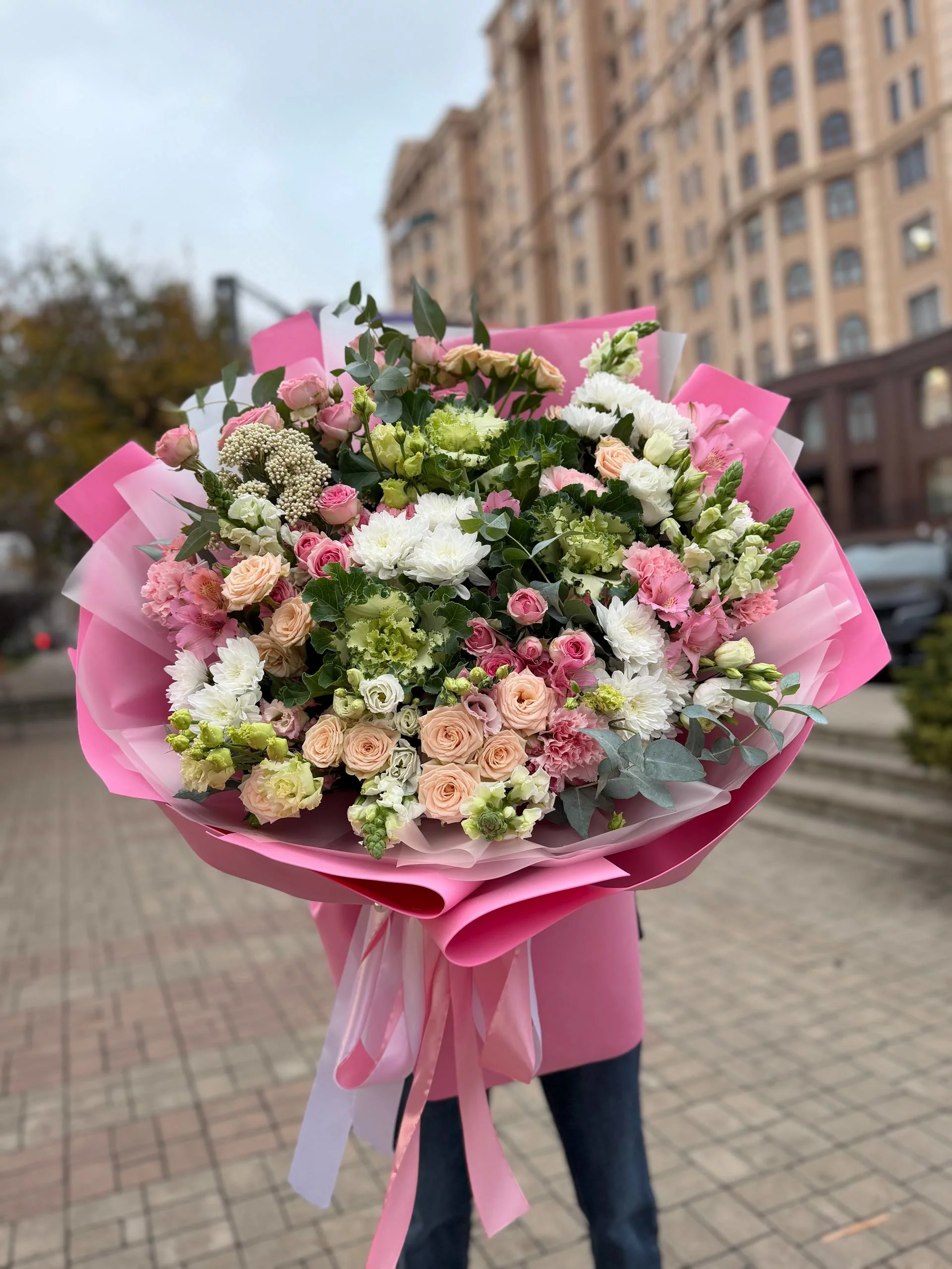 Сборный букет в нежных тонах с кремовой кустовой розой — изображение 3