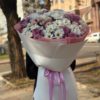Букет сиреневых и белых кустовых хризантем
