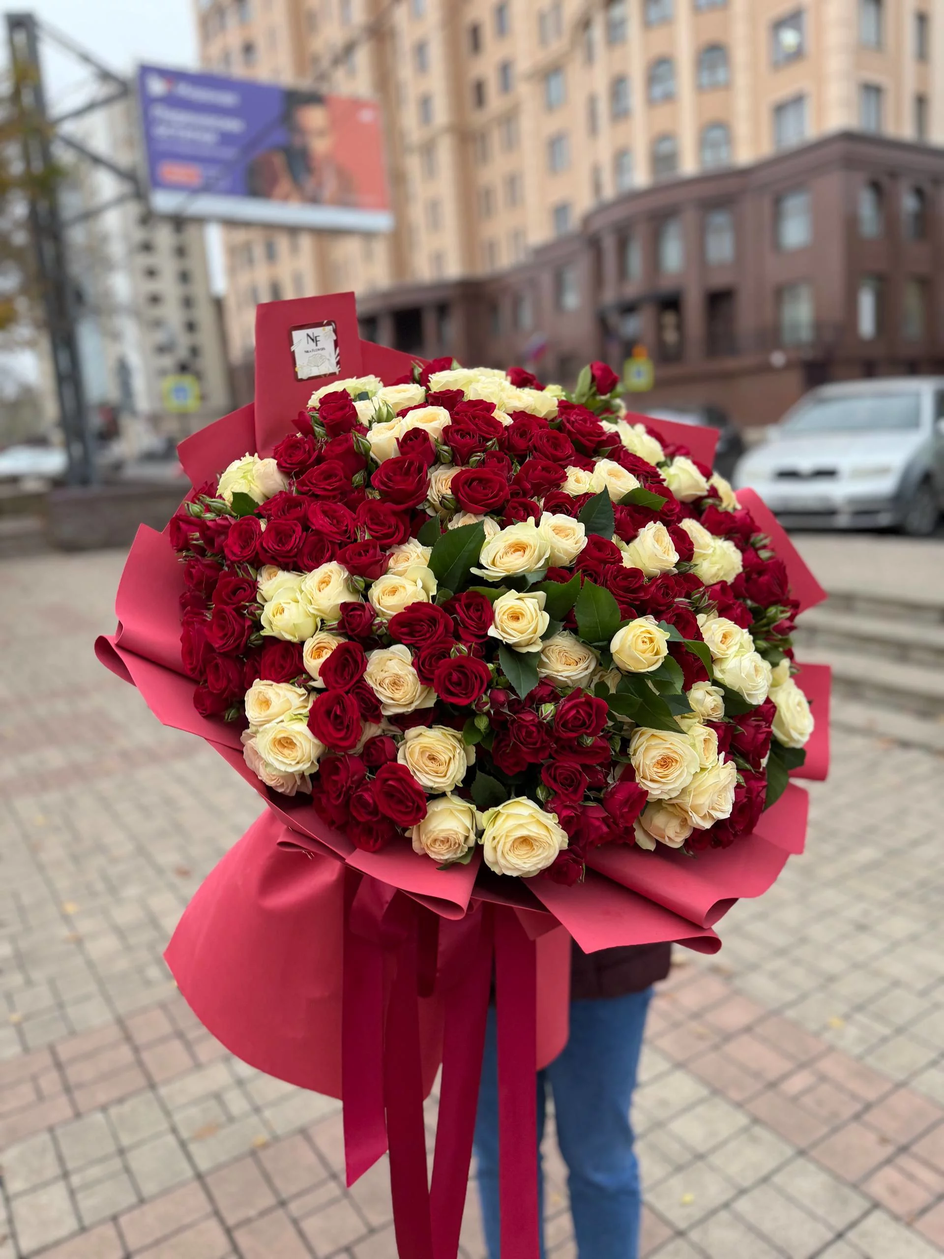 Монобукет из 25 веток красных и белых кустовых роз