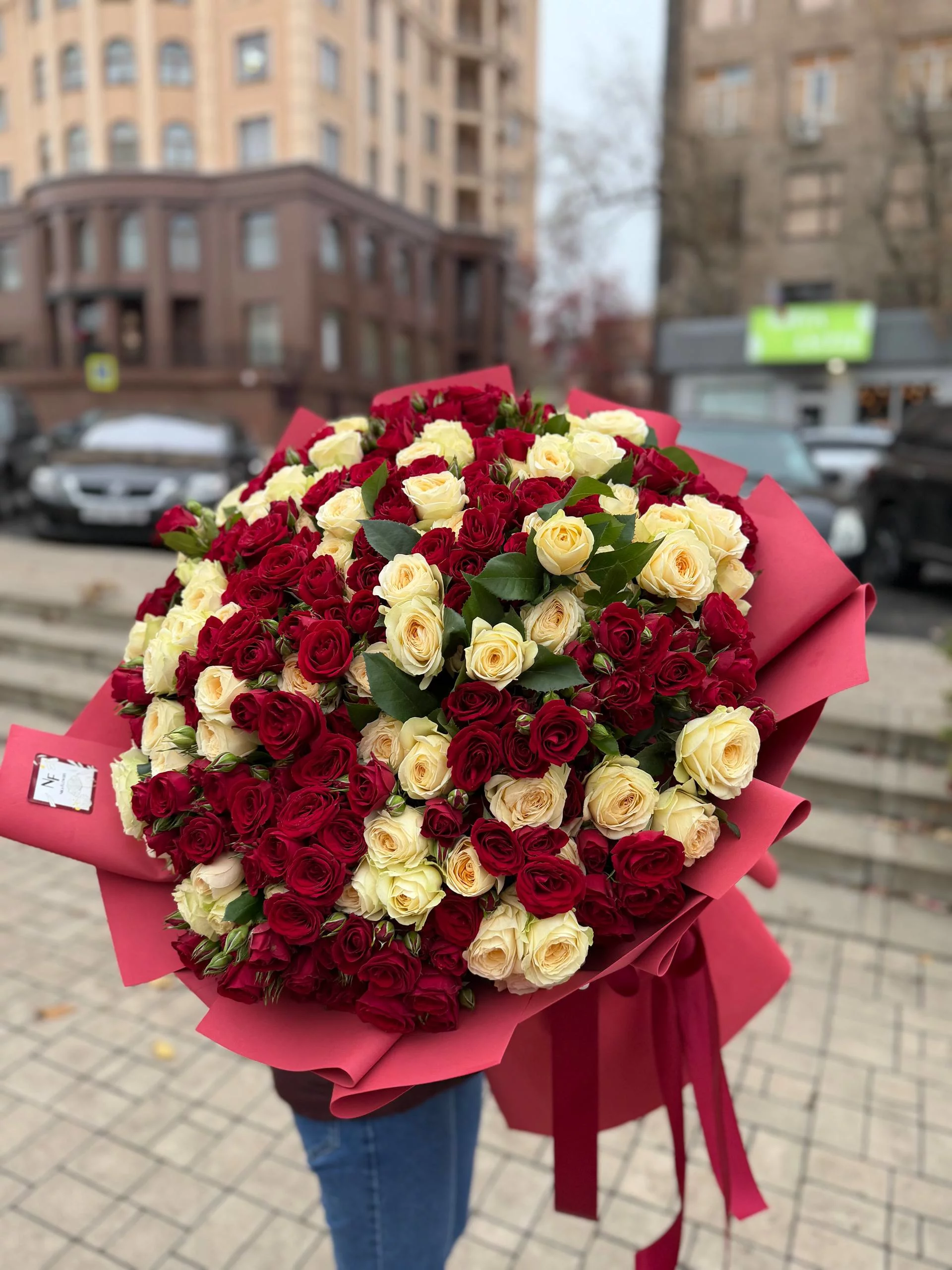 Монобукет из 51 ветки красных и белых кустовых роз — изображение 10
