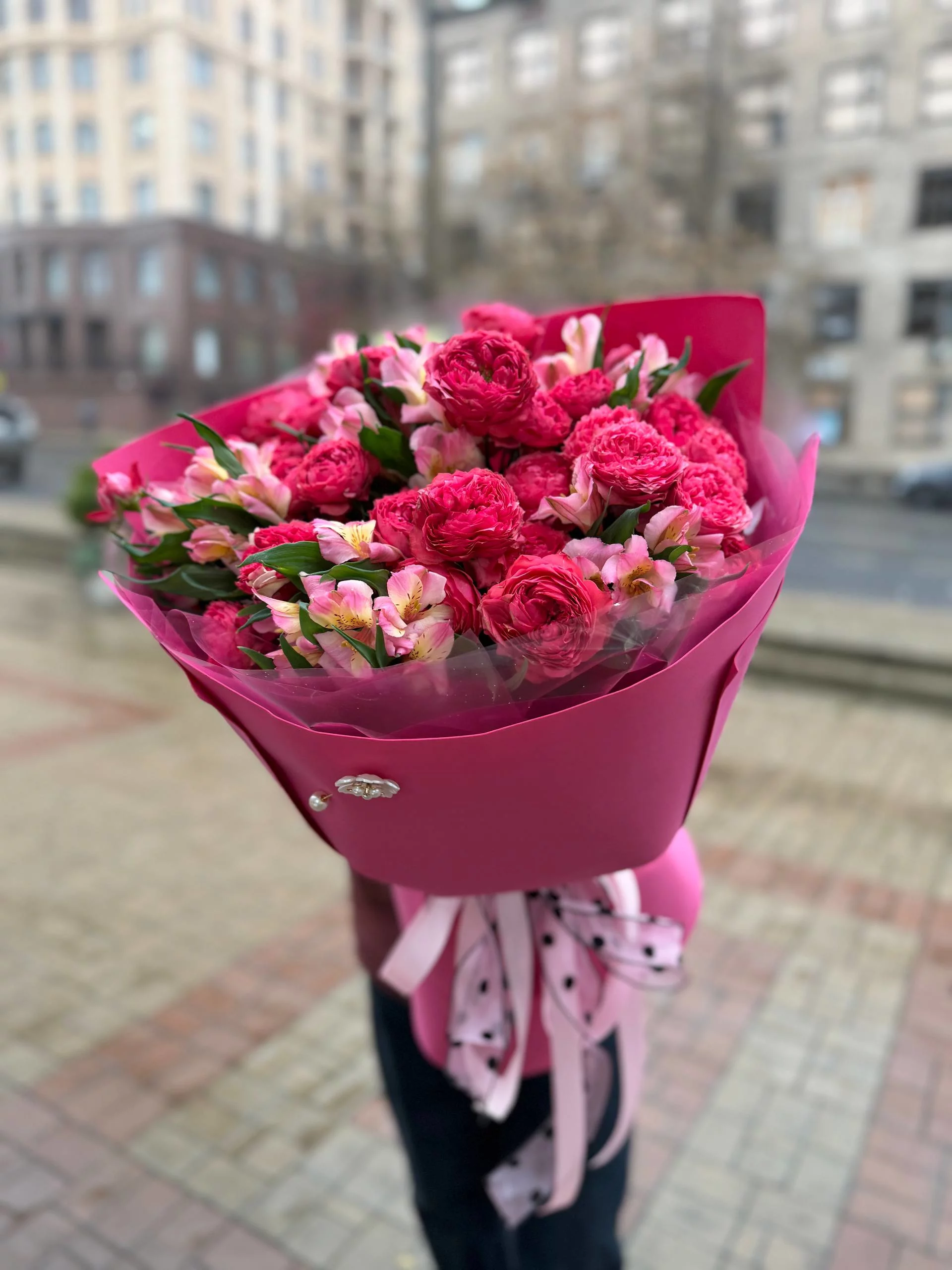 Букет из пионовидных роз с альстромерией