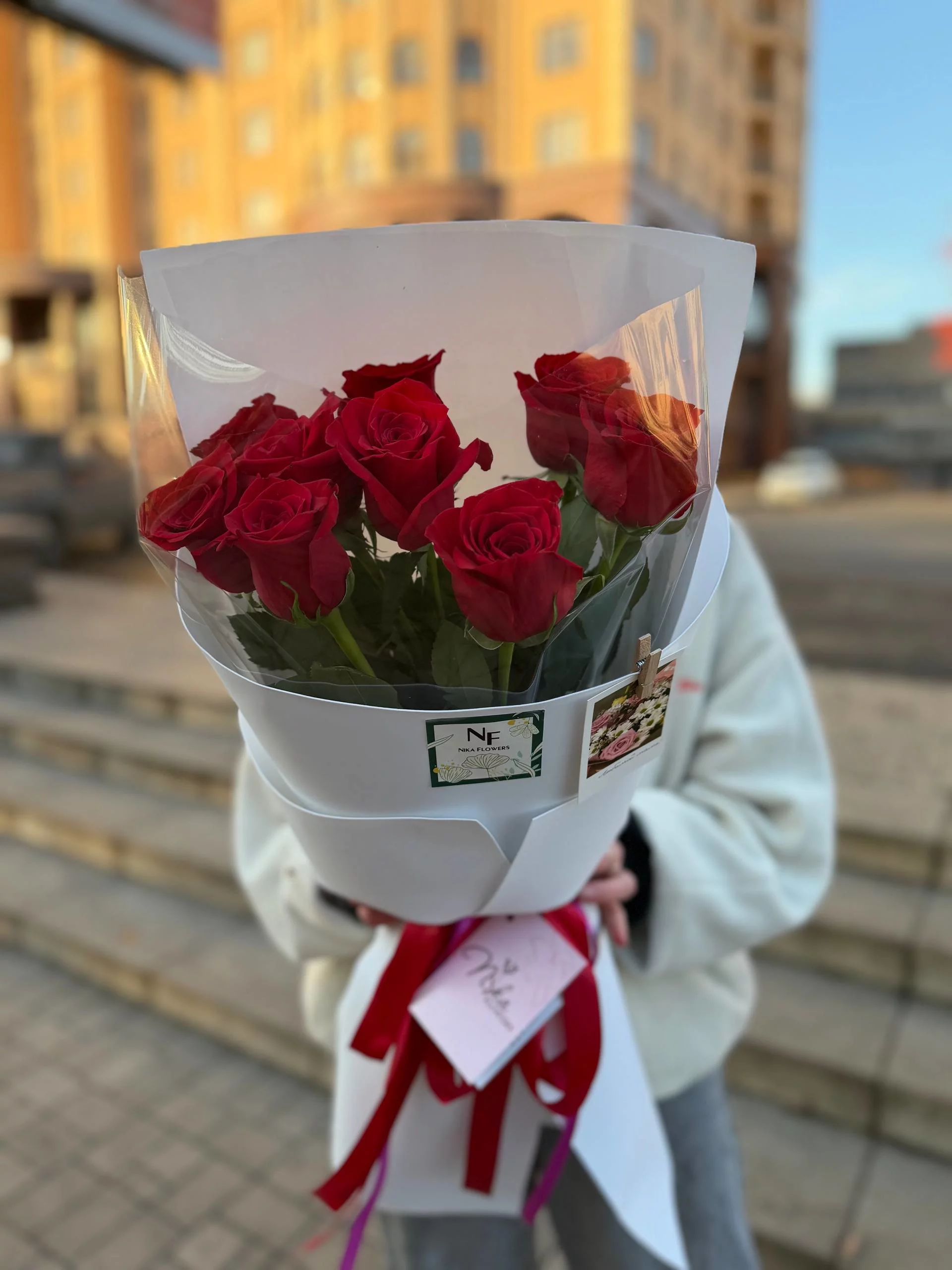 Букет из 9 красных роз в оформлении — изображение 4