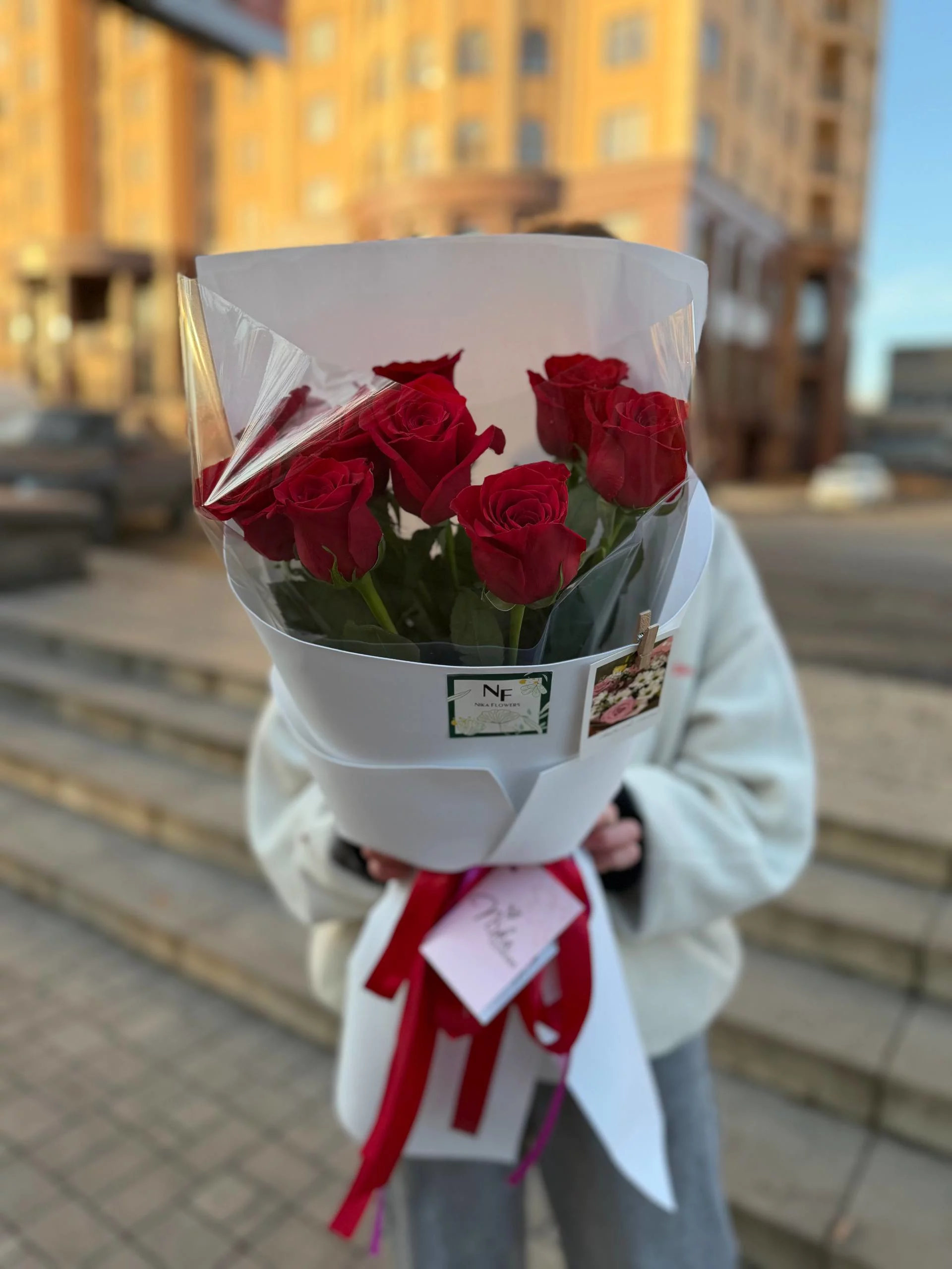 Букет из 9 красных роз в оформлении — изображение 2