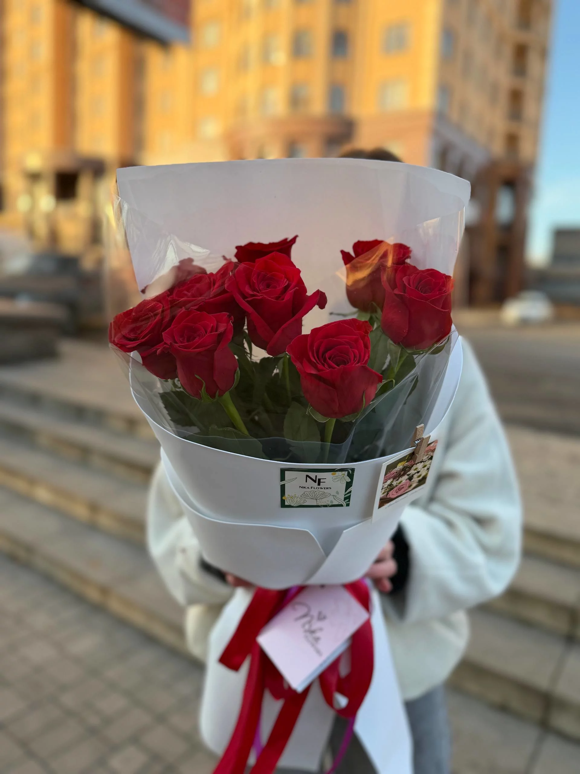 Букет из 9 красных роз в оформлении — изображение 3