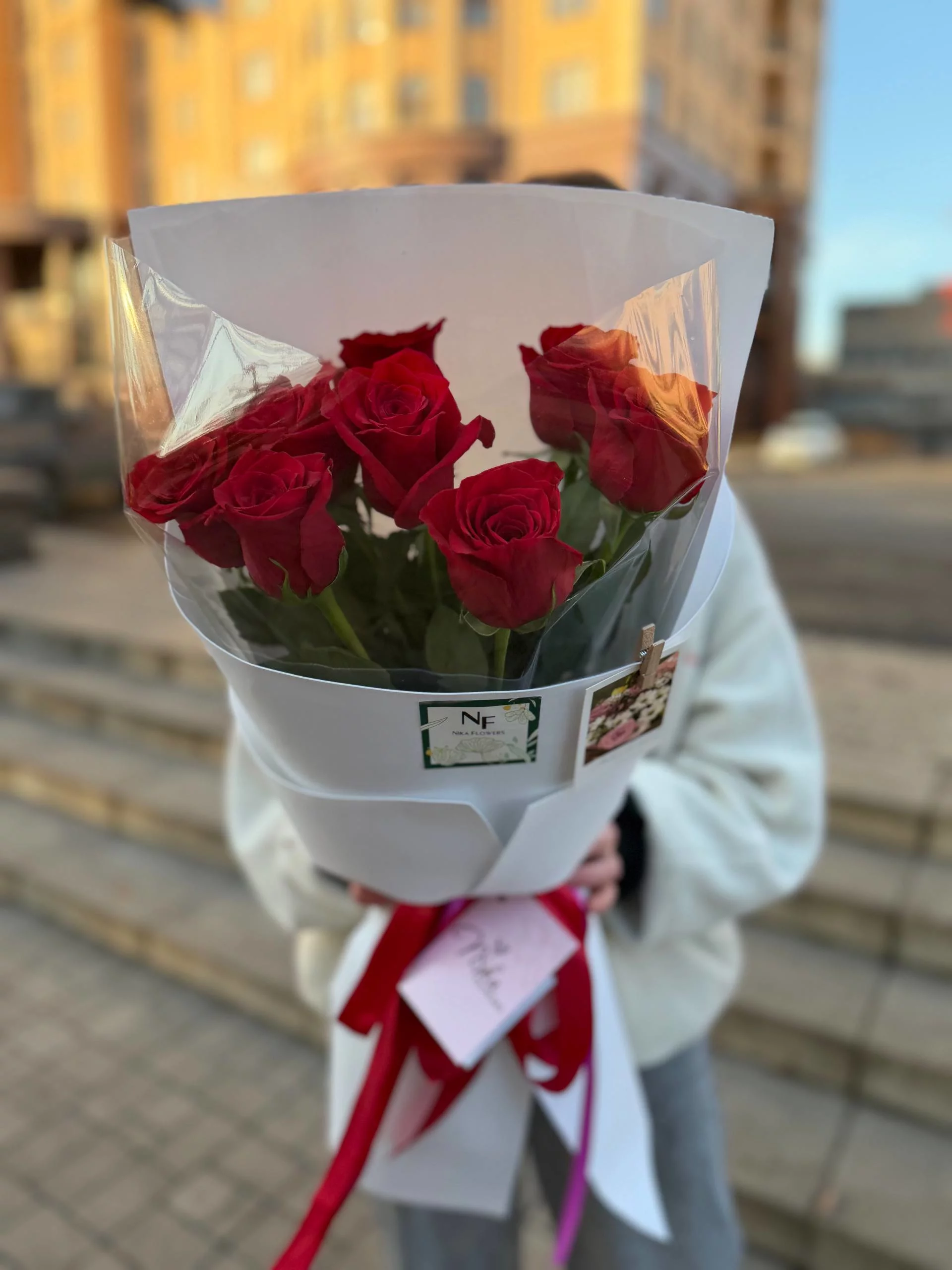 Букет из 9 красных роз в оформлении