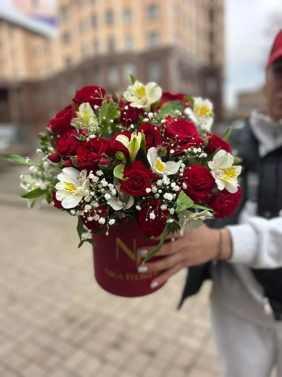 Сборный букет с красными розами в коробке — изображение 6