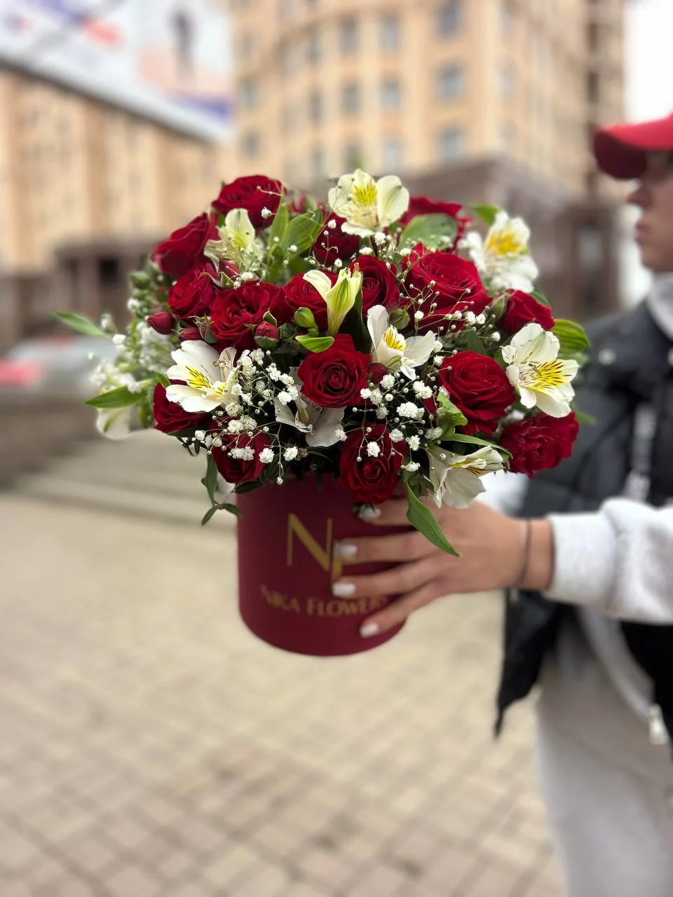 Сборный букет с красными розами в коробке